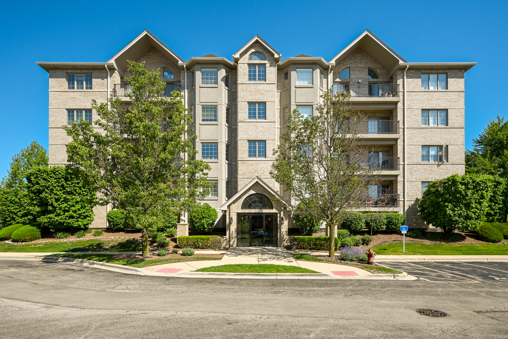 8505 Woodward Avenue #403, Woodridge, IL 60517