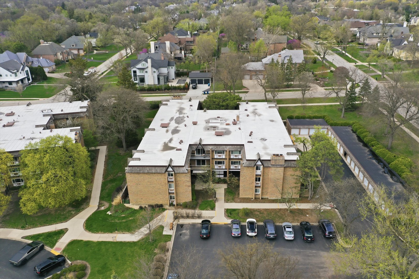 300 Claymoor Road #2E, Hinsdale, IL 60521