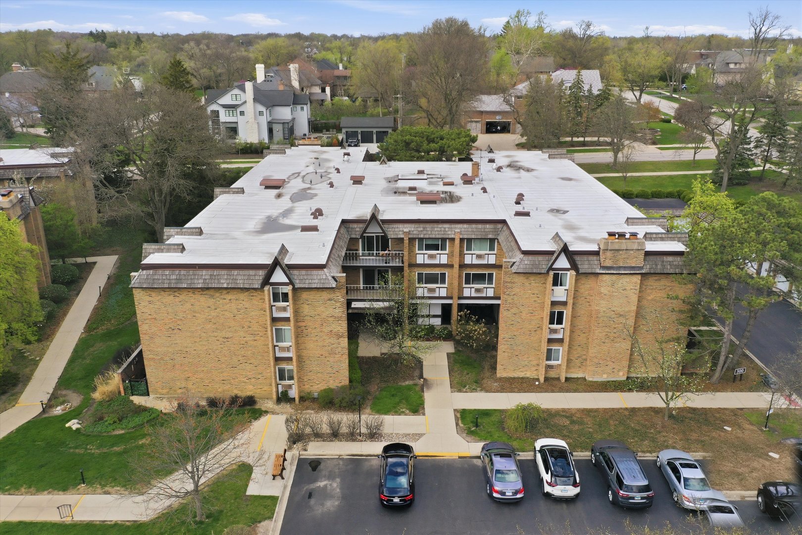300 Claymoor Road #2E, Hinsdale, IL 60521