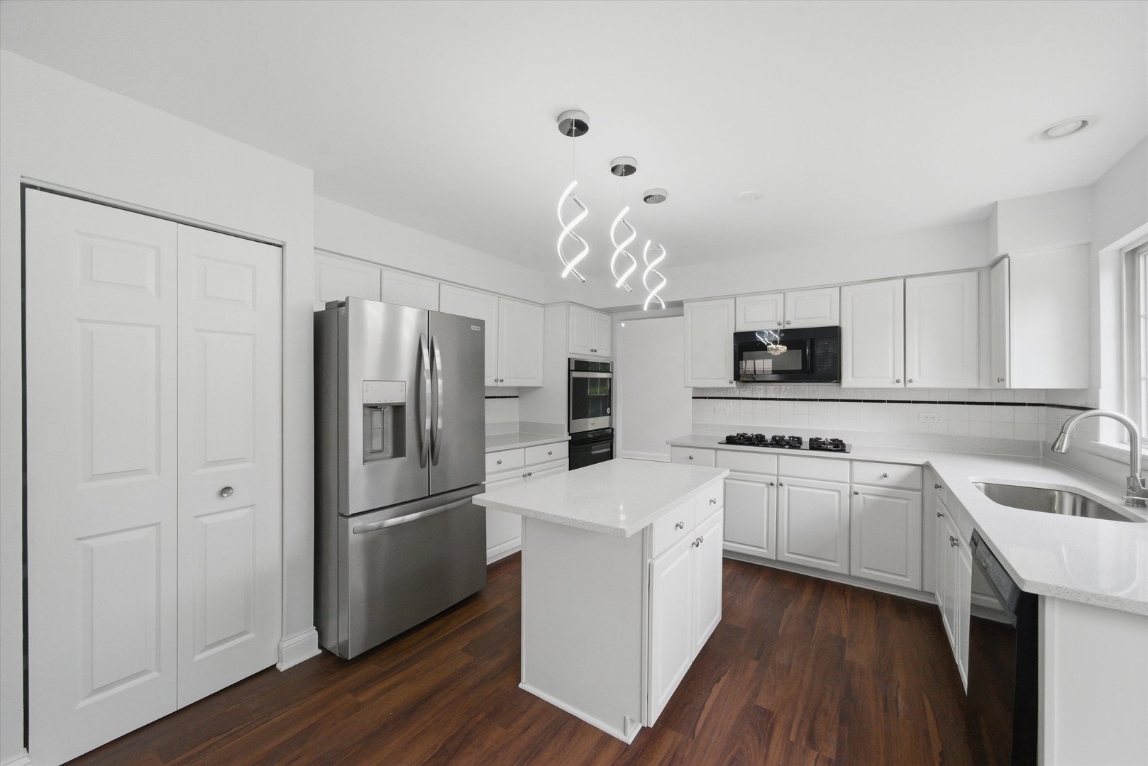 2210 Fieldcrest Drive, Mundelein, IL 60060