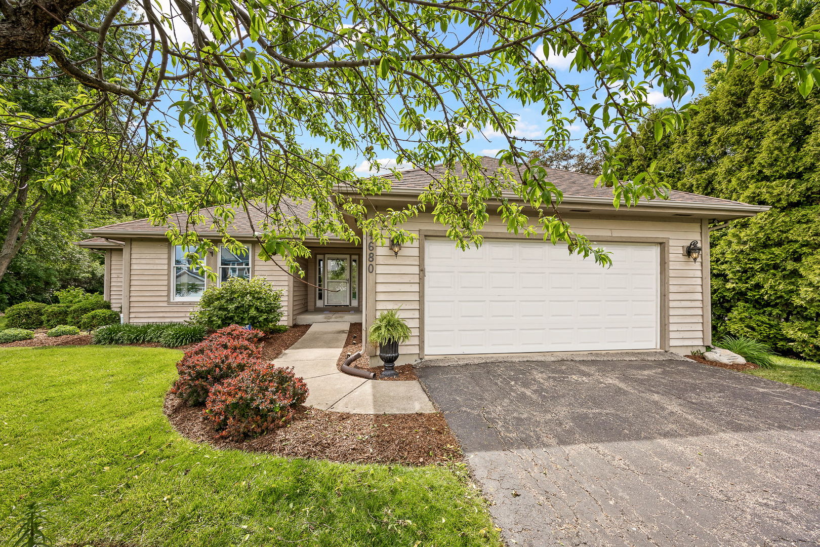 1680 Logan Street, Roselle, IL 60172