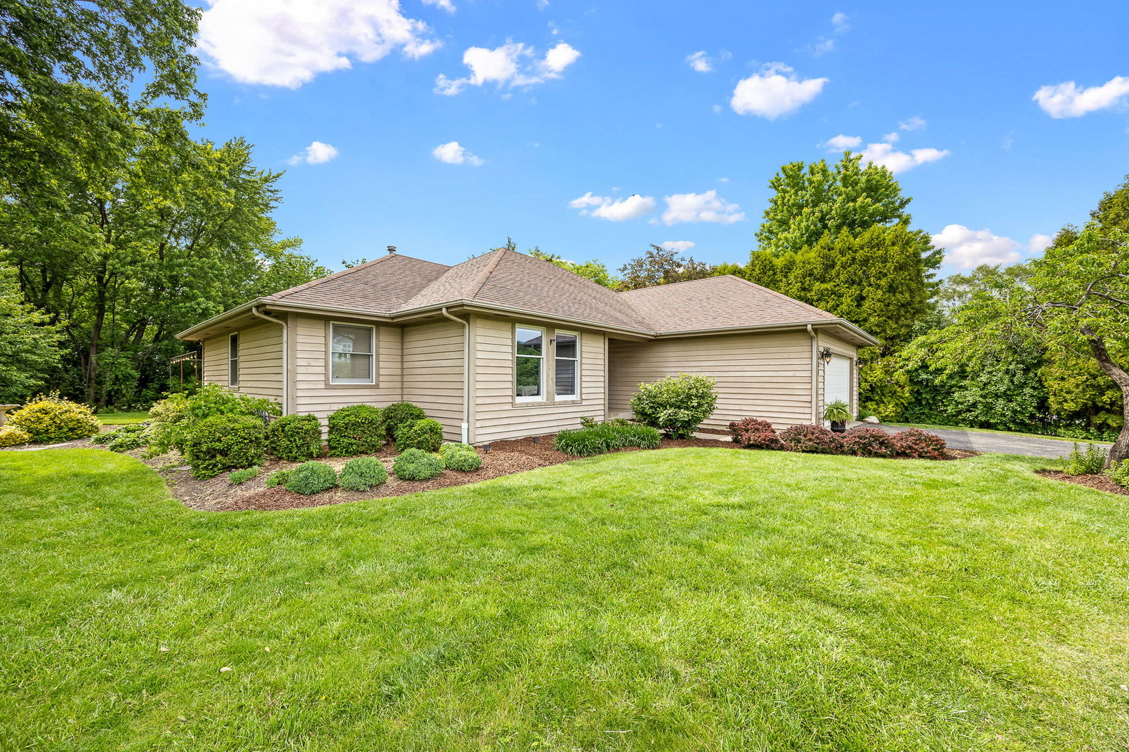1680 Logan Street, Roselle, IL 60172