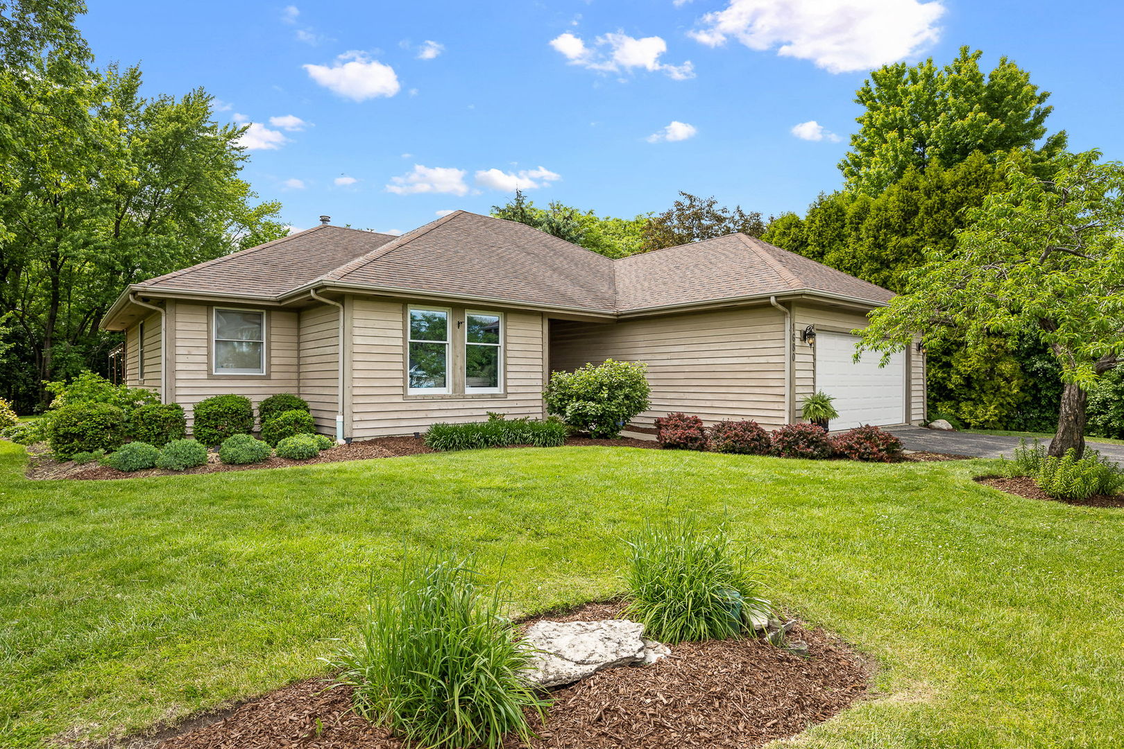 1680 Logan Street, Roselle, IL 60172