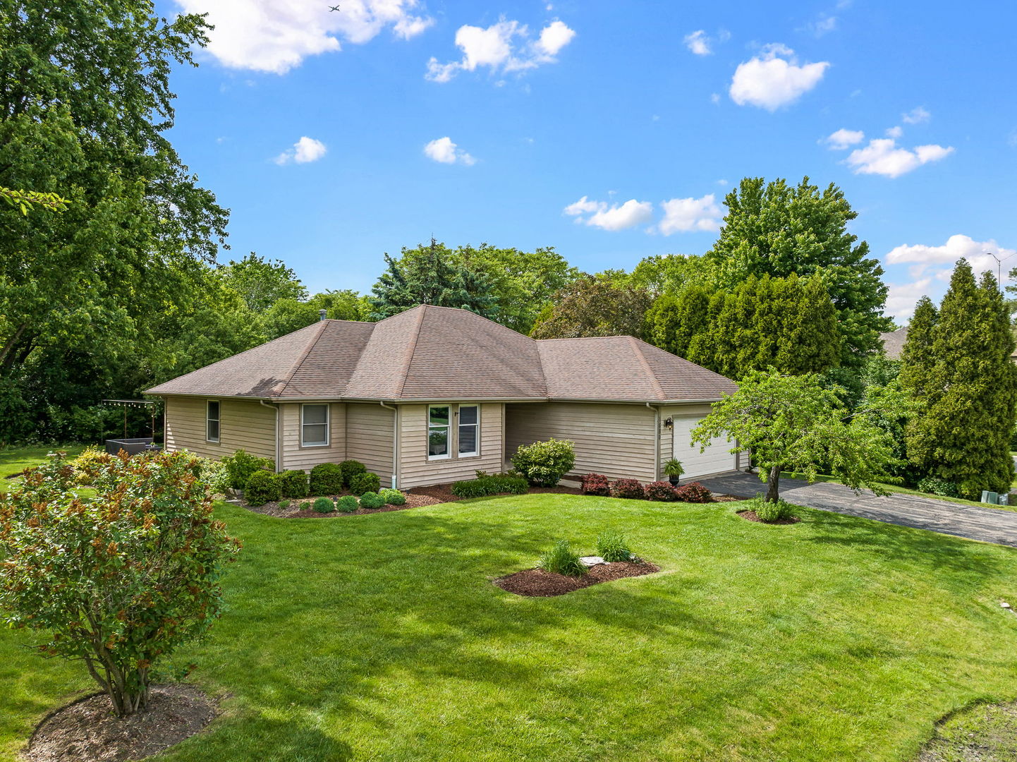 1680 Logan Street, Roselle, IL 60172