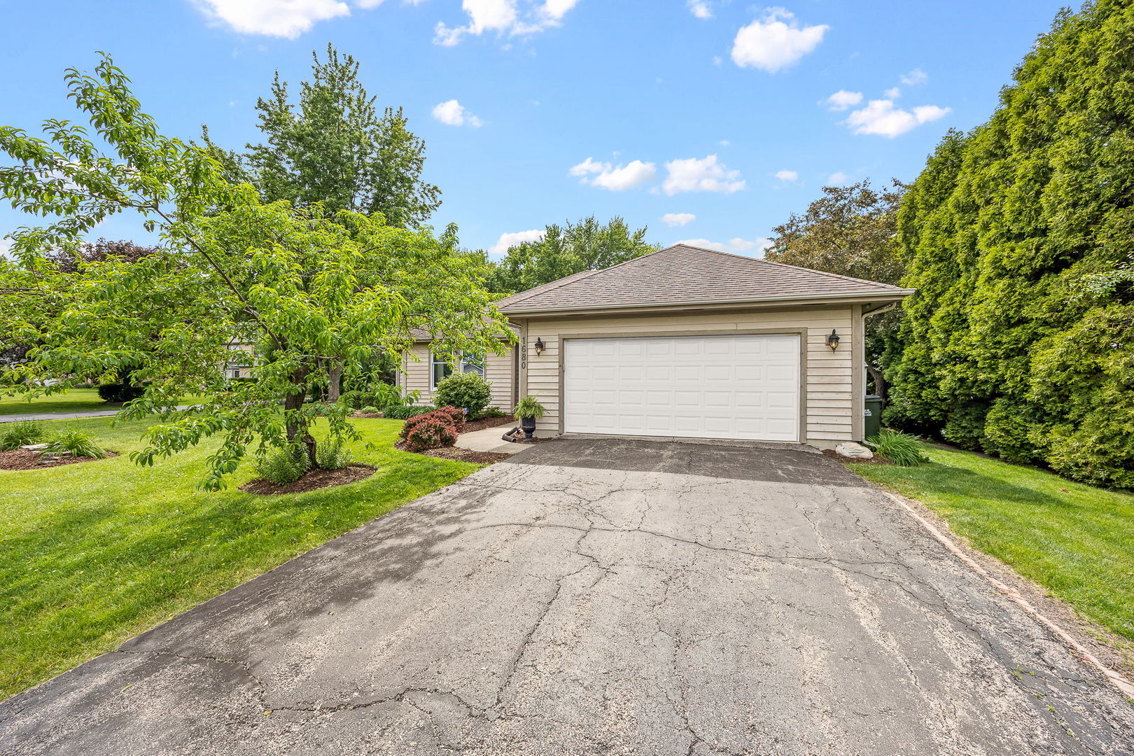 1680 Logan Street, Roselle, IL 60172