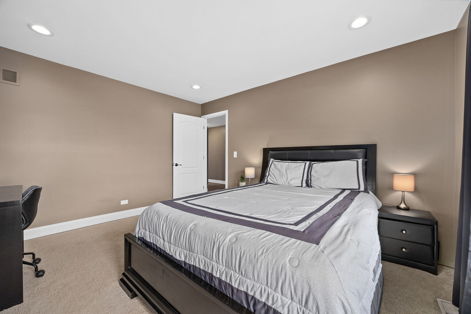 1680 Logan Street, Roselle, IL 60172