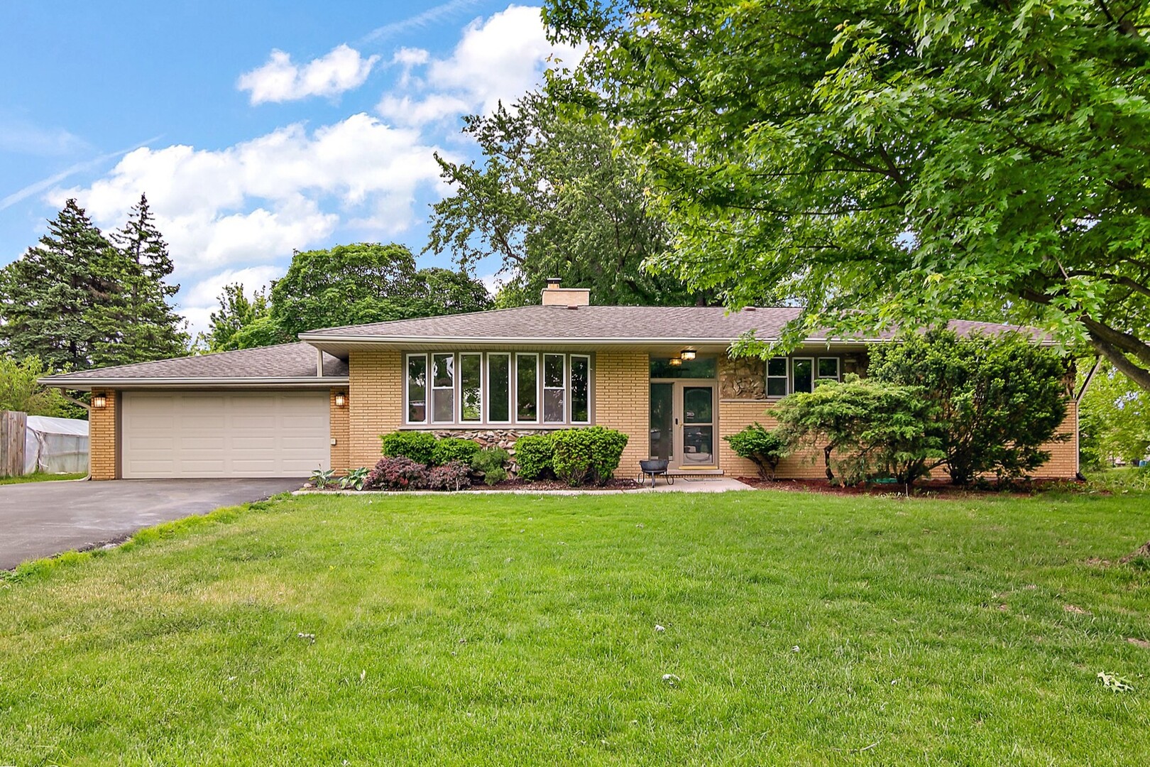 9225 S 86th Avenue, Hickory Hills, IL 60457