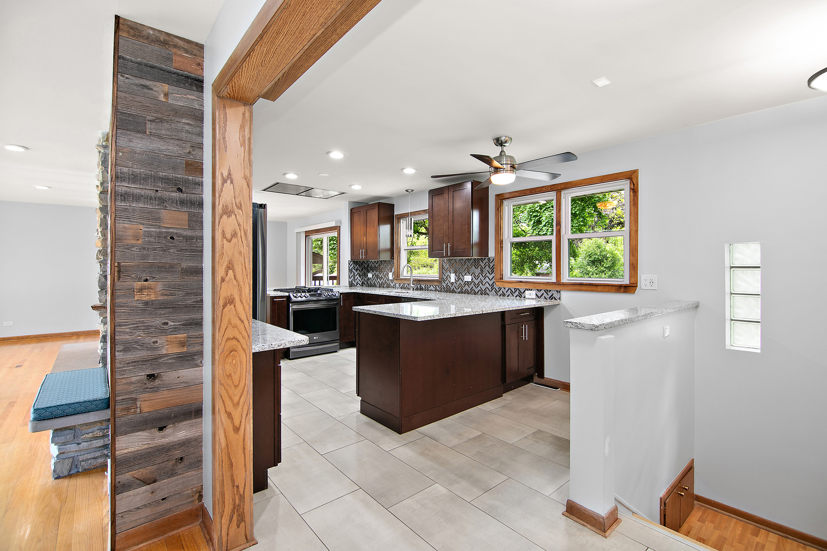 9225 S 86th Avenue, Hickory Hills, IL 60457