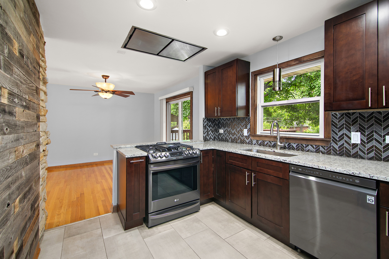 9225 S 86th Avenue, Hickory Hills, IL 60457