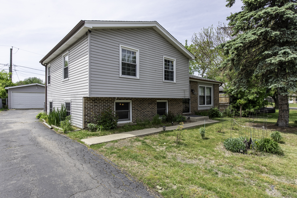 3332 N Lewis Avenue, Waukegan, IL 60087