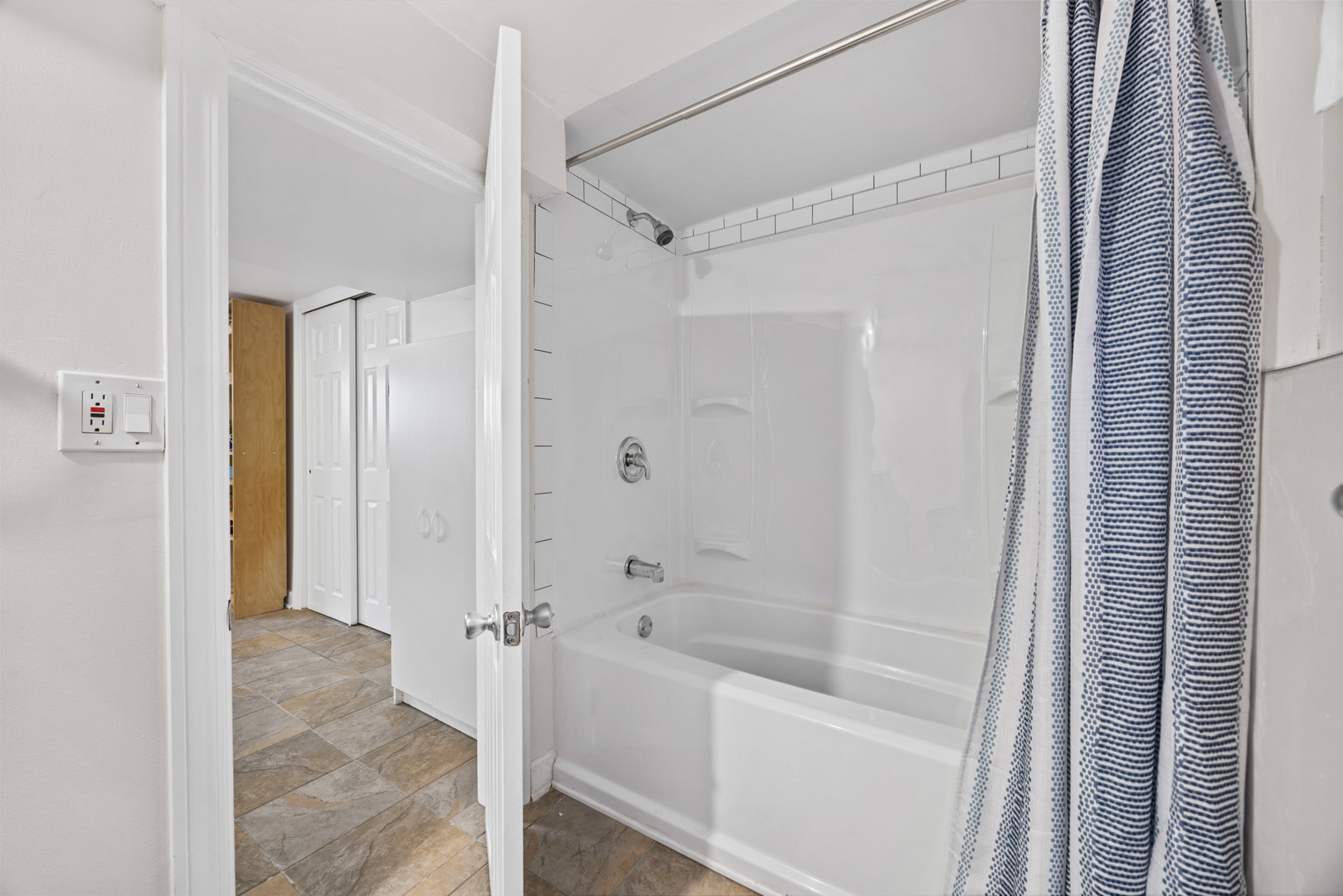 4906 W Argyle Street, Chicago, IL 60630
