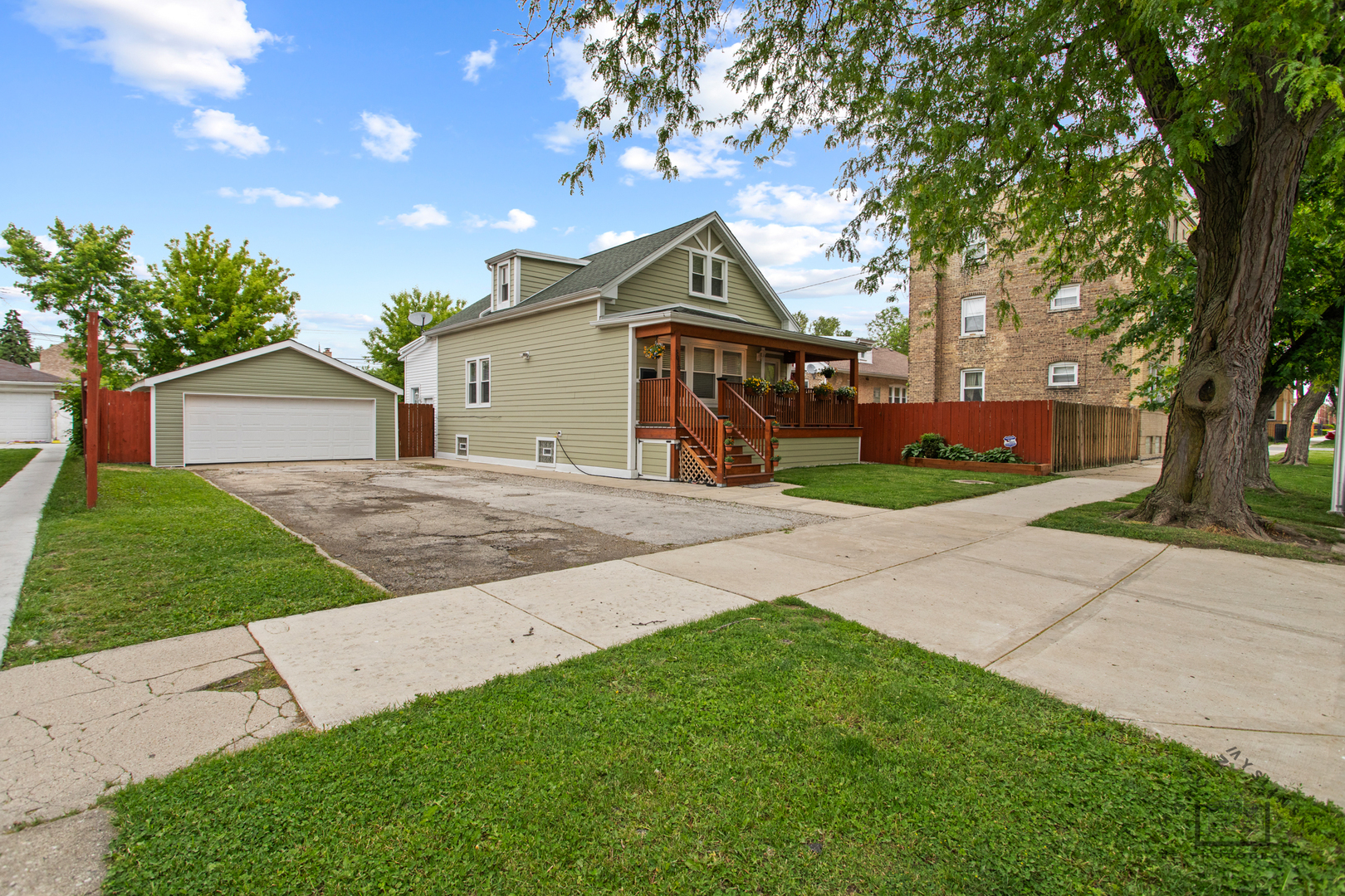 5010 W Newport Avenue, Chicago, IL 60641