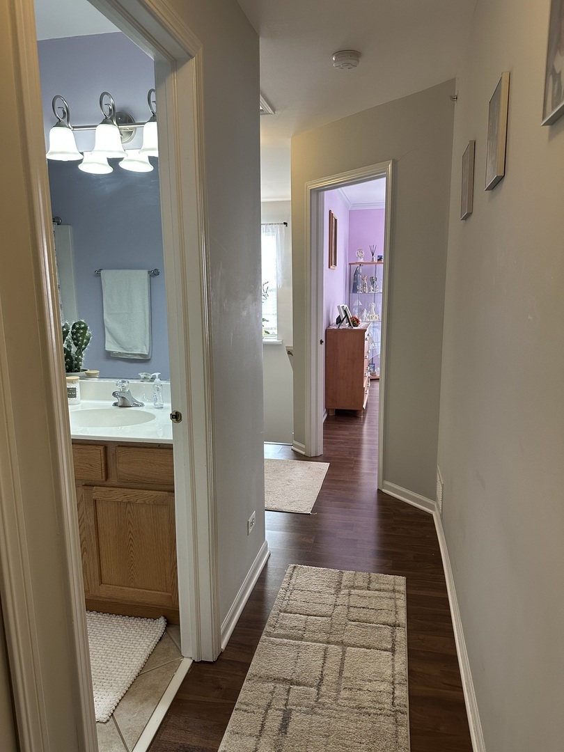 172 N East River Road #R, Des Plaines, IL 60016