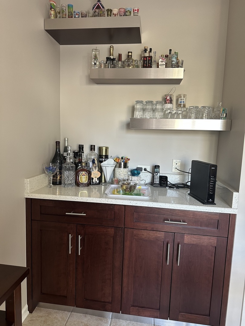 172 N East River Road #R, Des Plaines, IL 60016