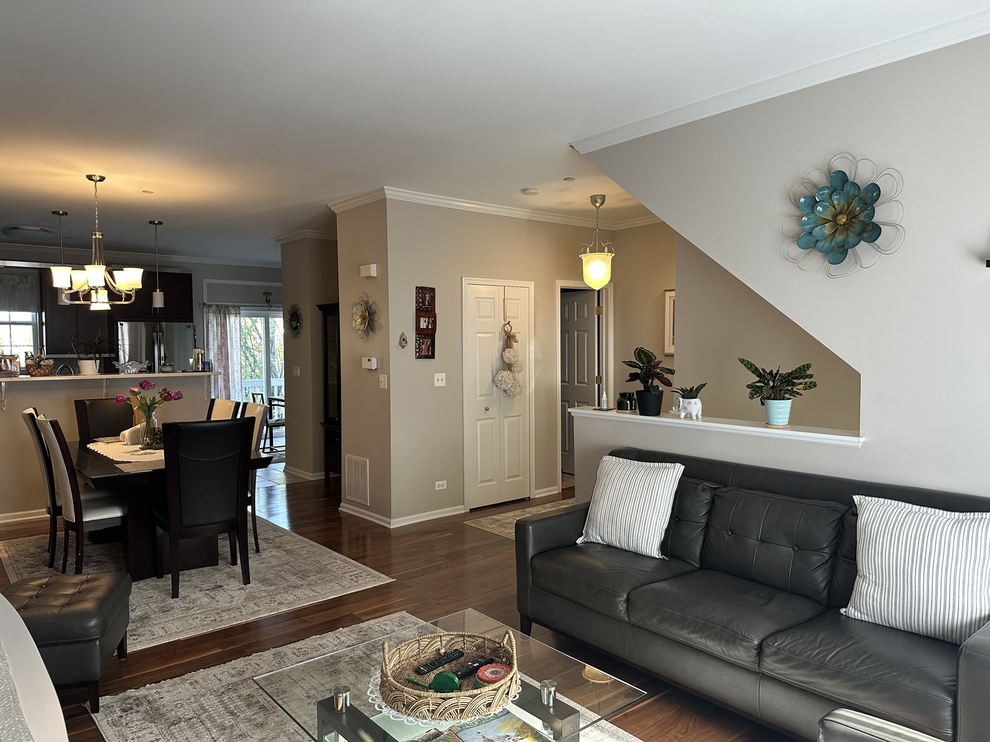 172 N East River Road #R, Des Plaines, IL 60016
