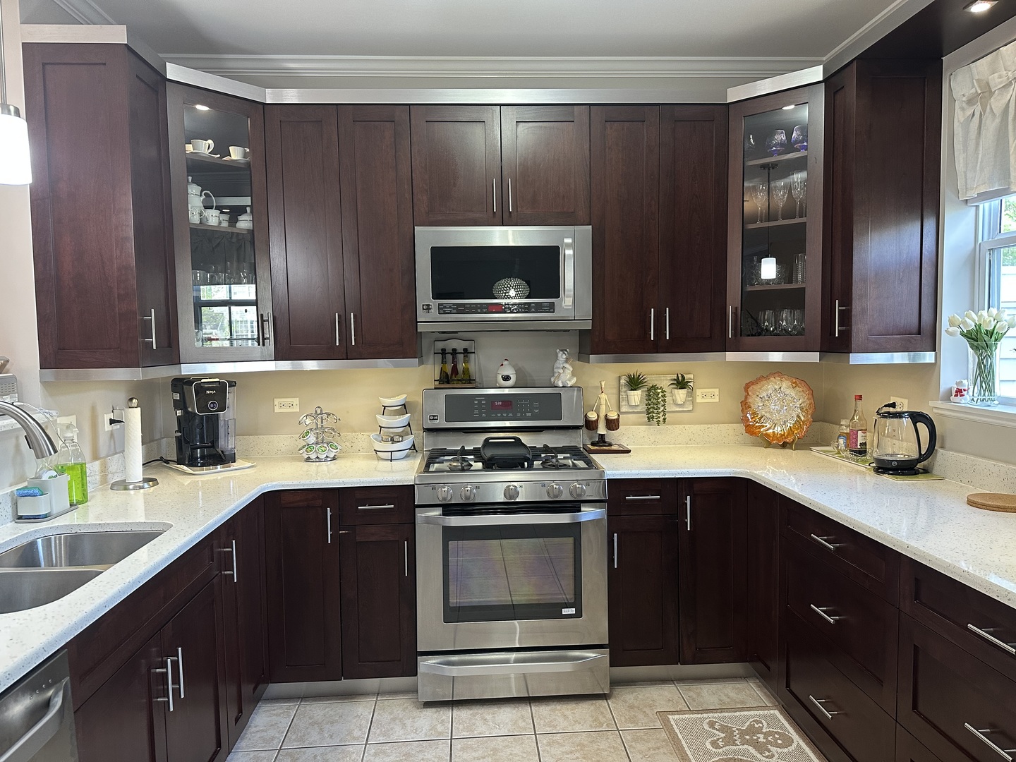 172 N East River Road #R, Des Plaines, IL 60016