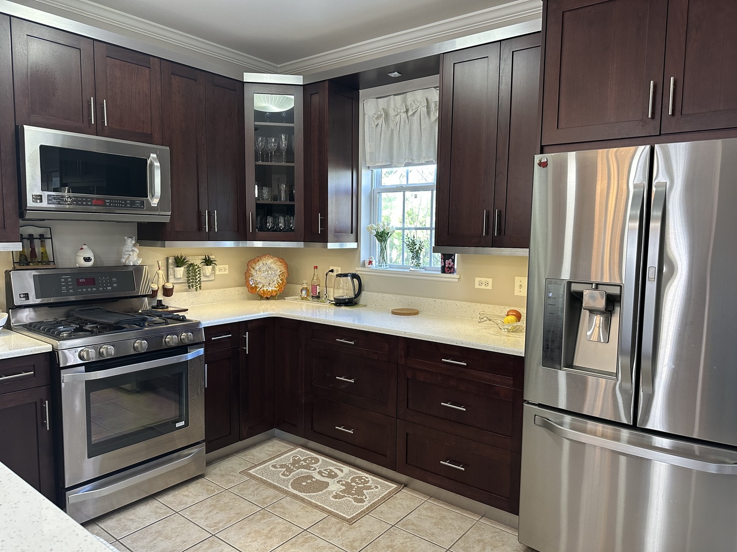 172 N East River Road #R, Des Plaines, IL 60016