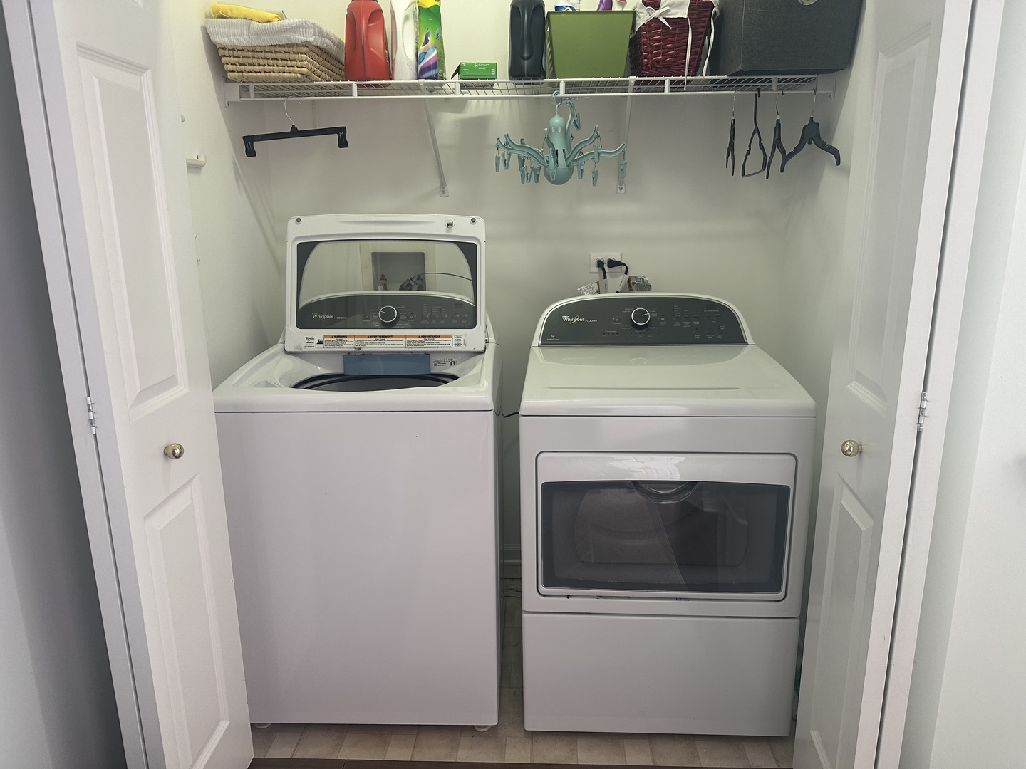 172 N East River Road #R, Des Plaines, IL 60016