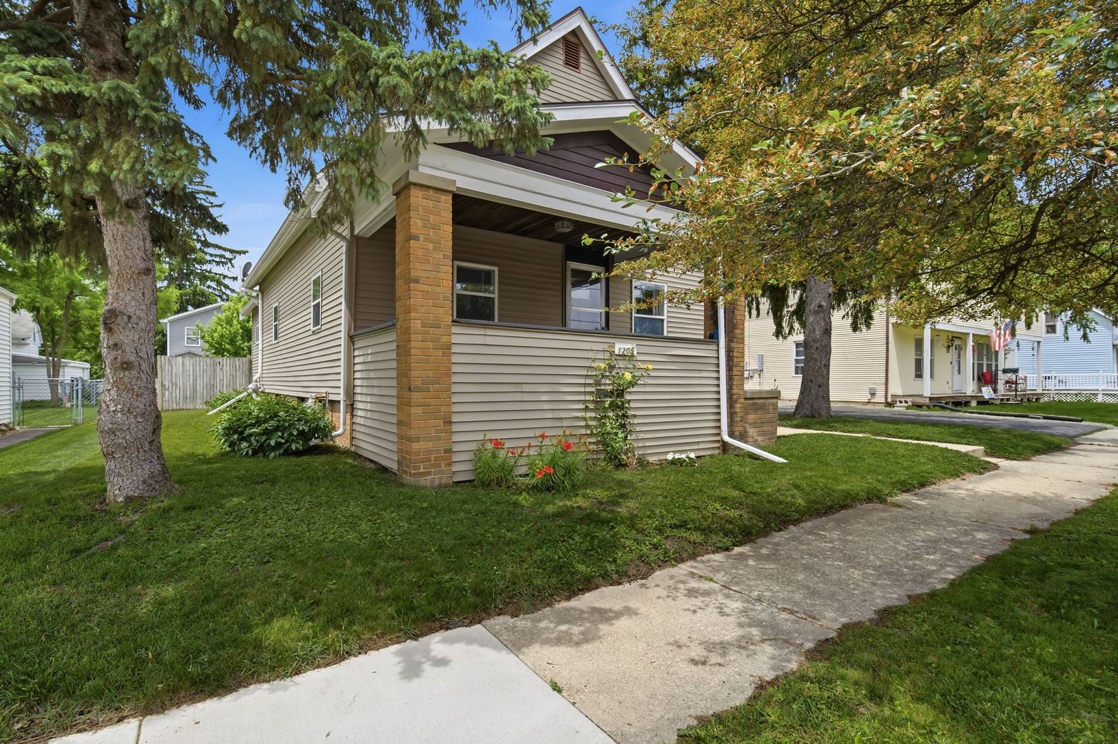 1205 S Lee Street, Bloomington, IL 61701