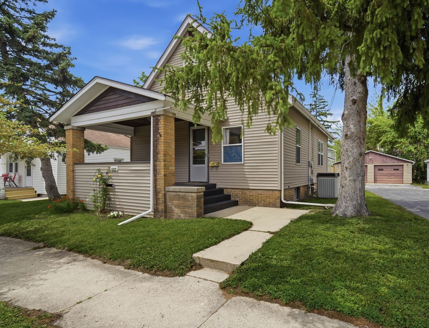 1205 S Lee Street, Bloomington, IL 61701