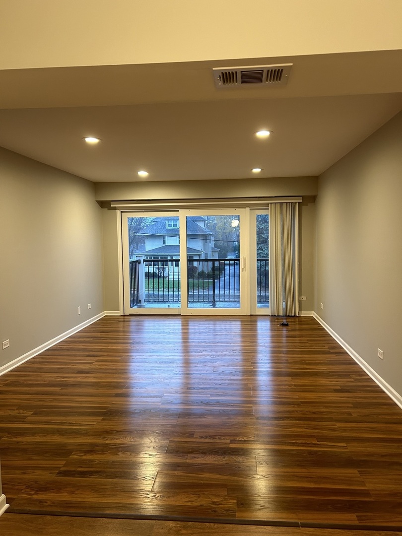 207 W Park Avenue #204, Libertyville, IL 60048
