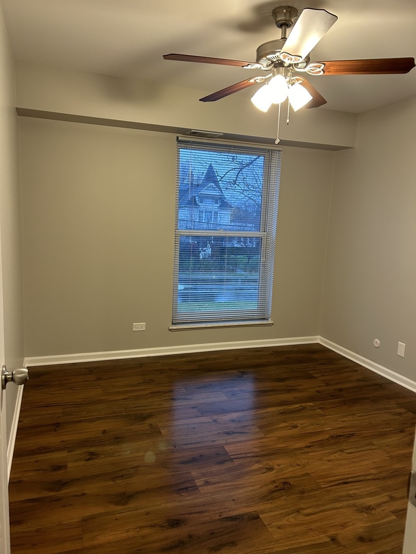 207 W Park Avenue #204, Libertyville, IL 60048