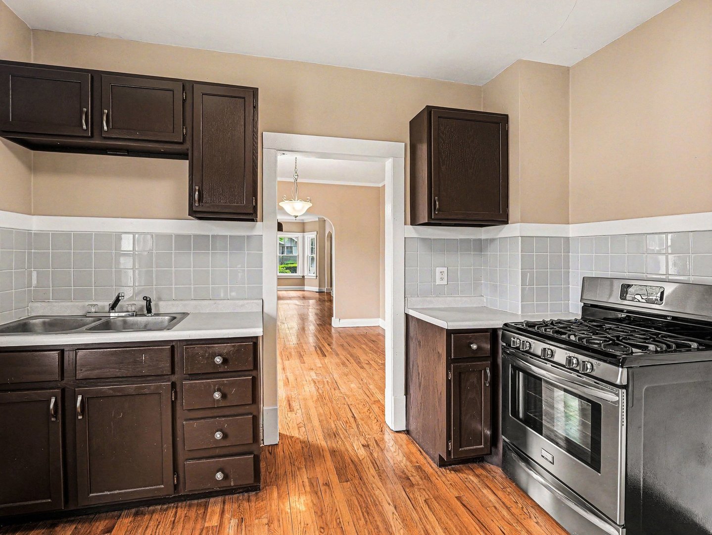 1094 Walter Avenue, Des Plaines, IL 60016