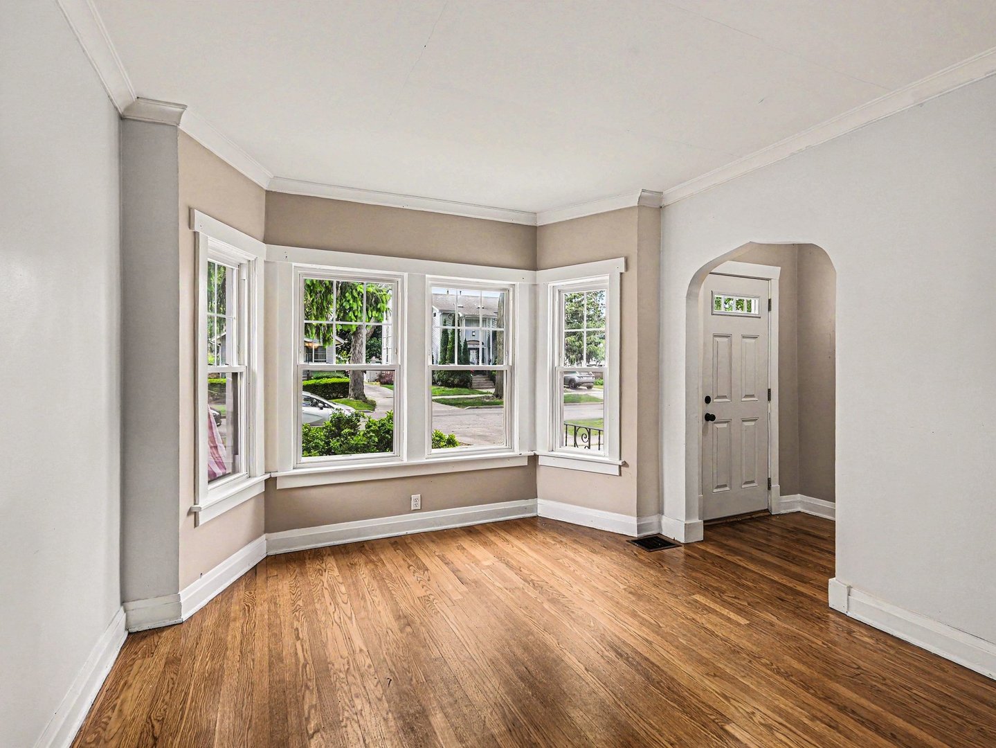1094 Walter Avenue, Des Plaines, IL 60016