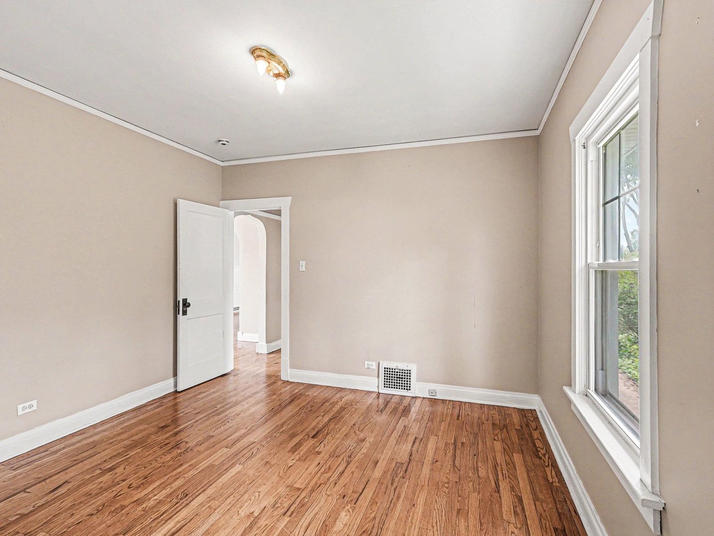 1094 Walter Avenue, Des Plaines, IL 60016