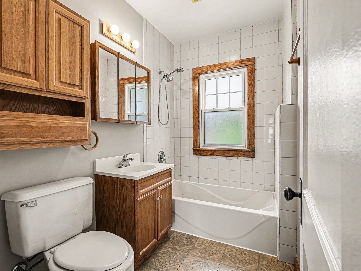 1094 Walter Avenue, Des Plaines, IL 60016