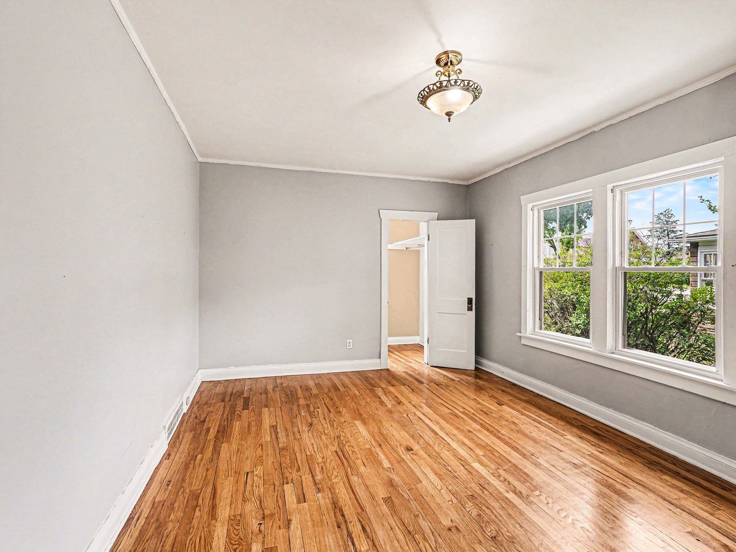 1094 Walter Avenue, Des Plaines, IL 60016