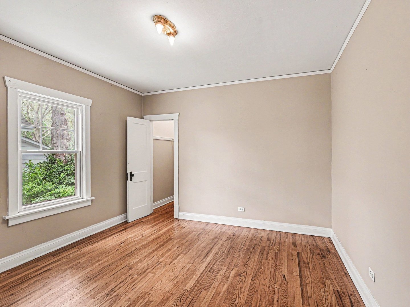 1094 Walter Avenue, Des Plaines, IL 60016