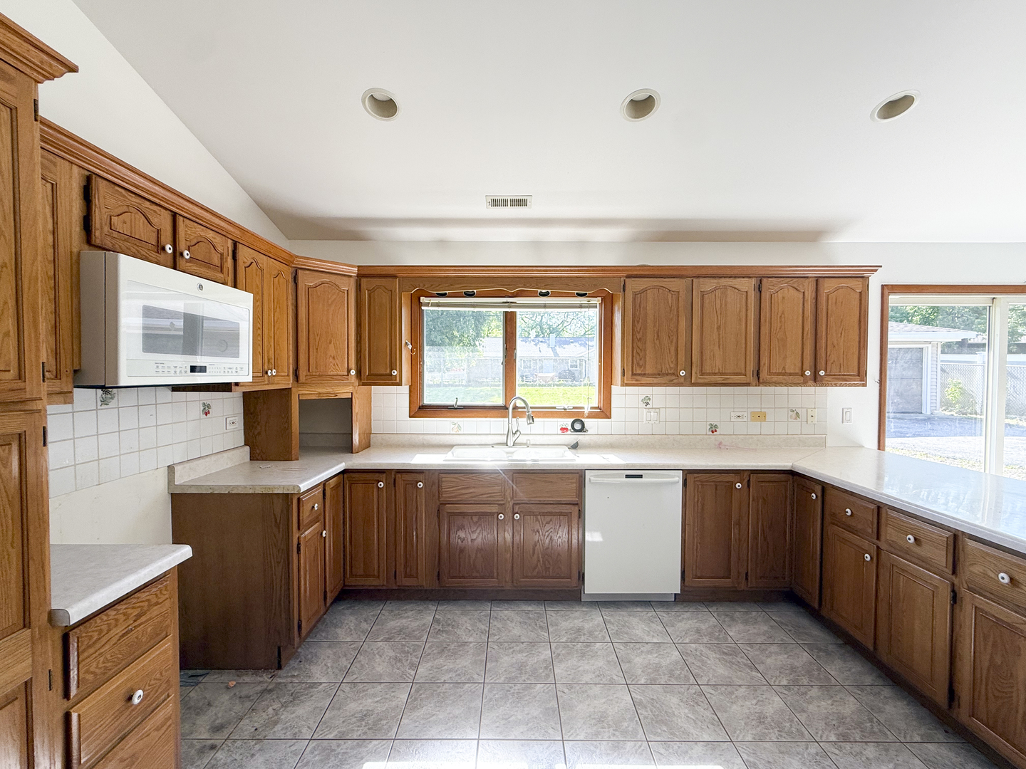 7706 WARWICK Avenue, Darien, IL 60561