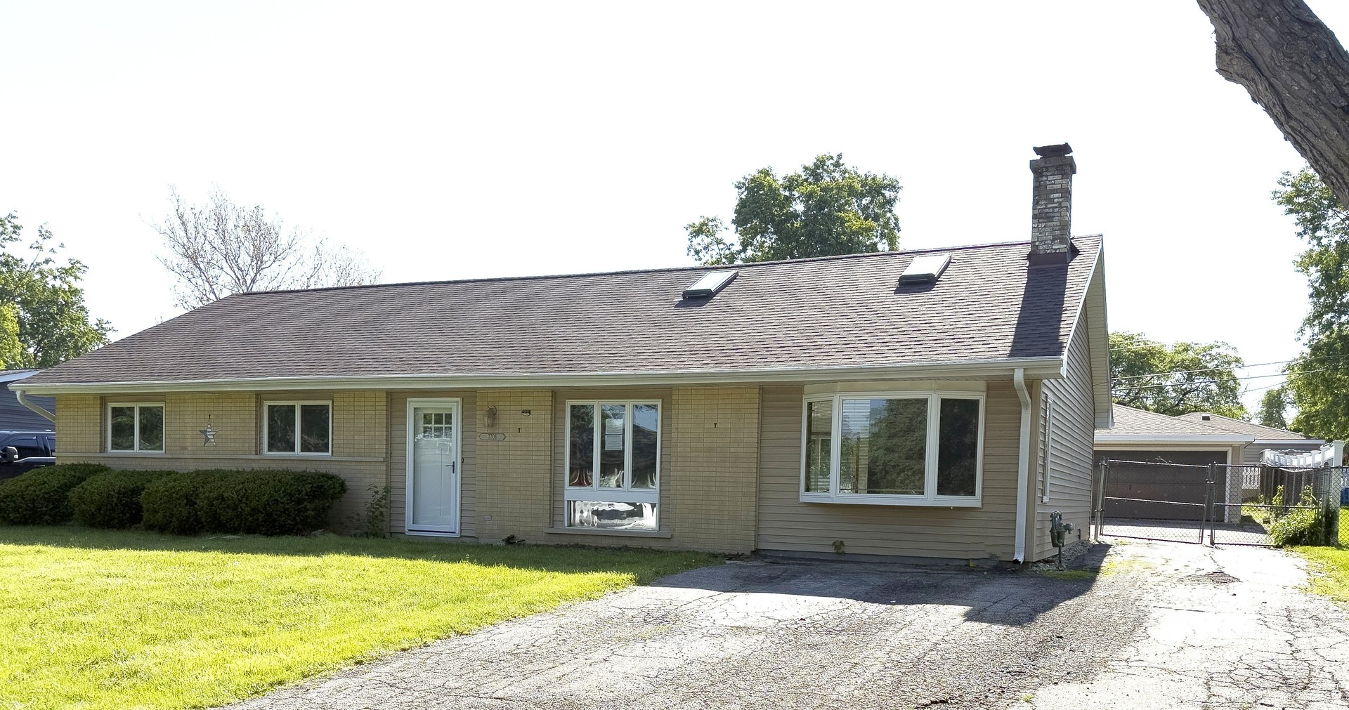 7706 WARWICK Avenue, Darien, IL 60561