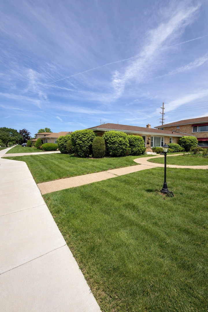 1547 Balmoral Avenue, Westchester, IL 60154