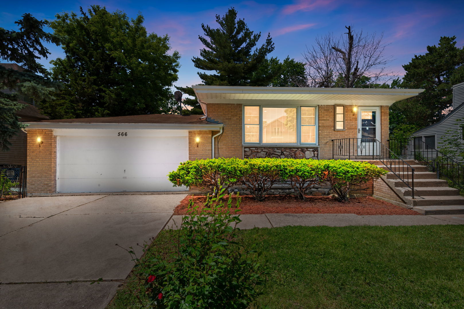 566 N Howard Avenue, Elmhurst, IL 60126