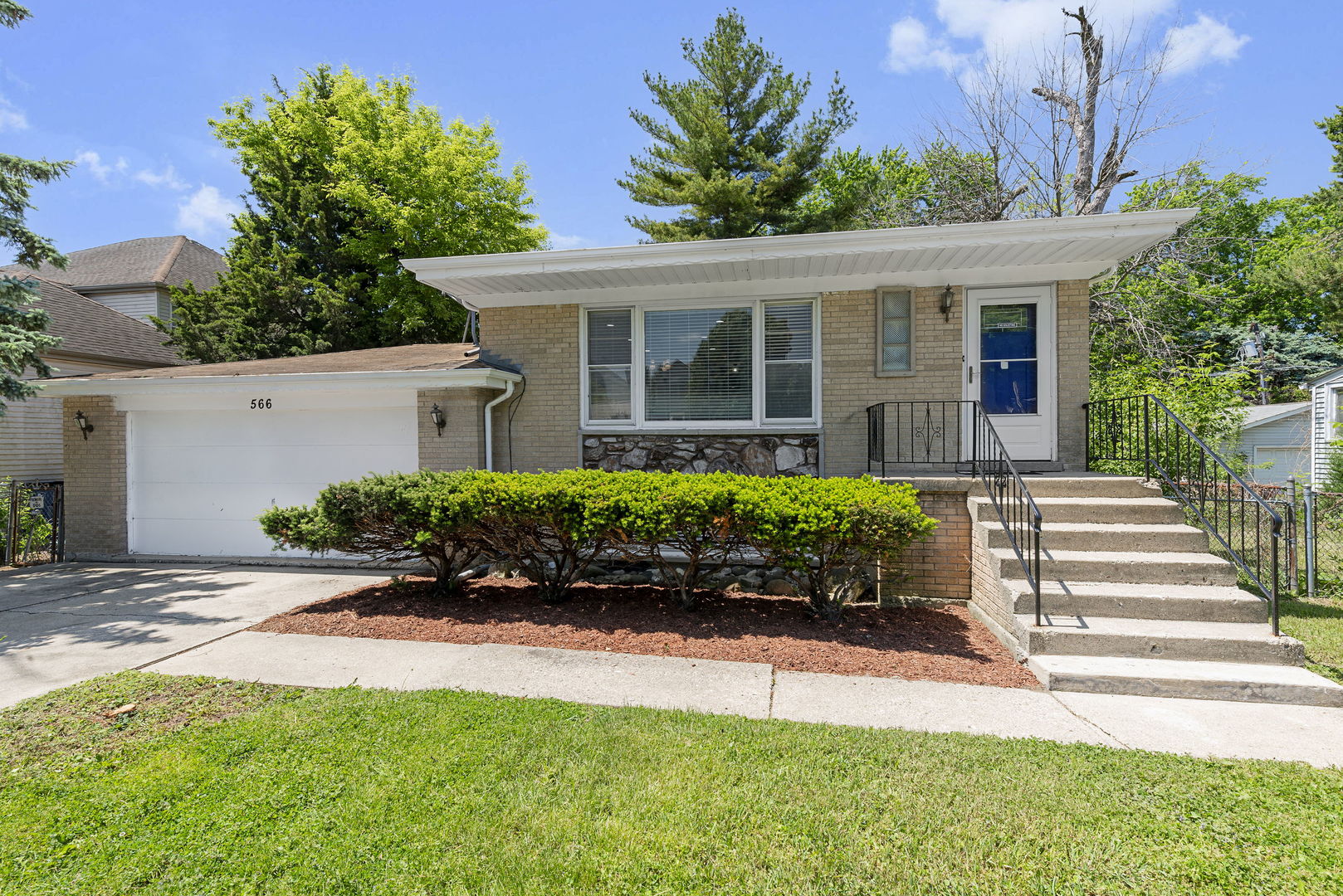 566 N Howard Avenue, Elmhurst, IL 60126