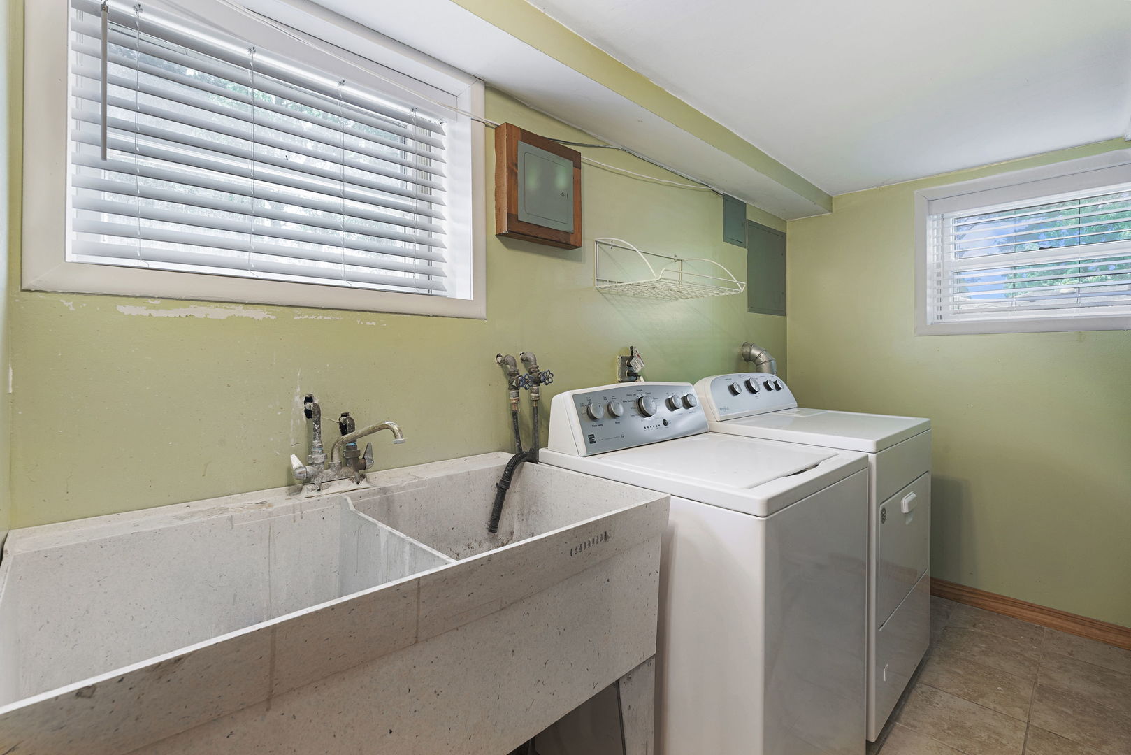 566 N Howard Avenue, Elmhurst, IL 60126