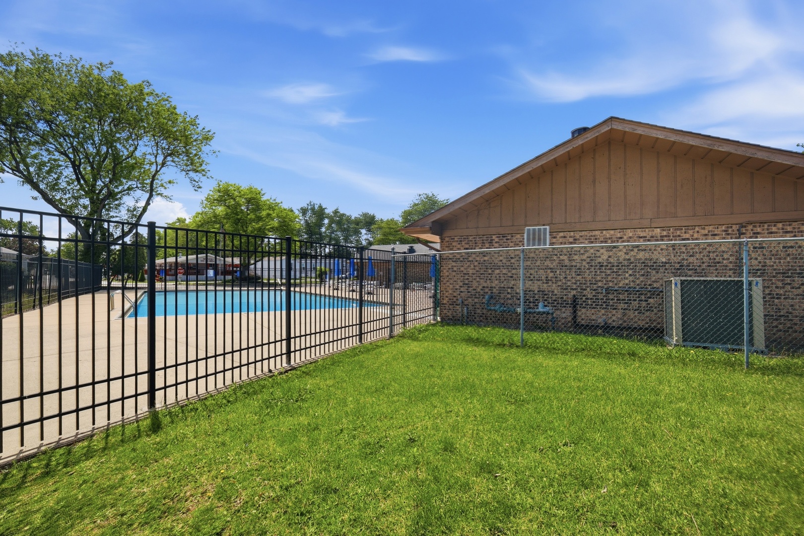 165 Hansom Drive, Wheeling, IL 60090