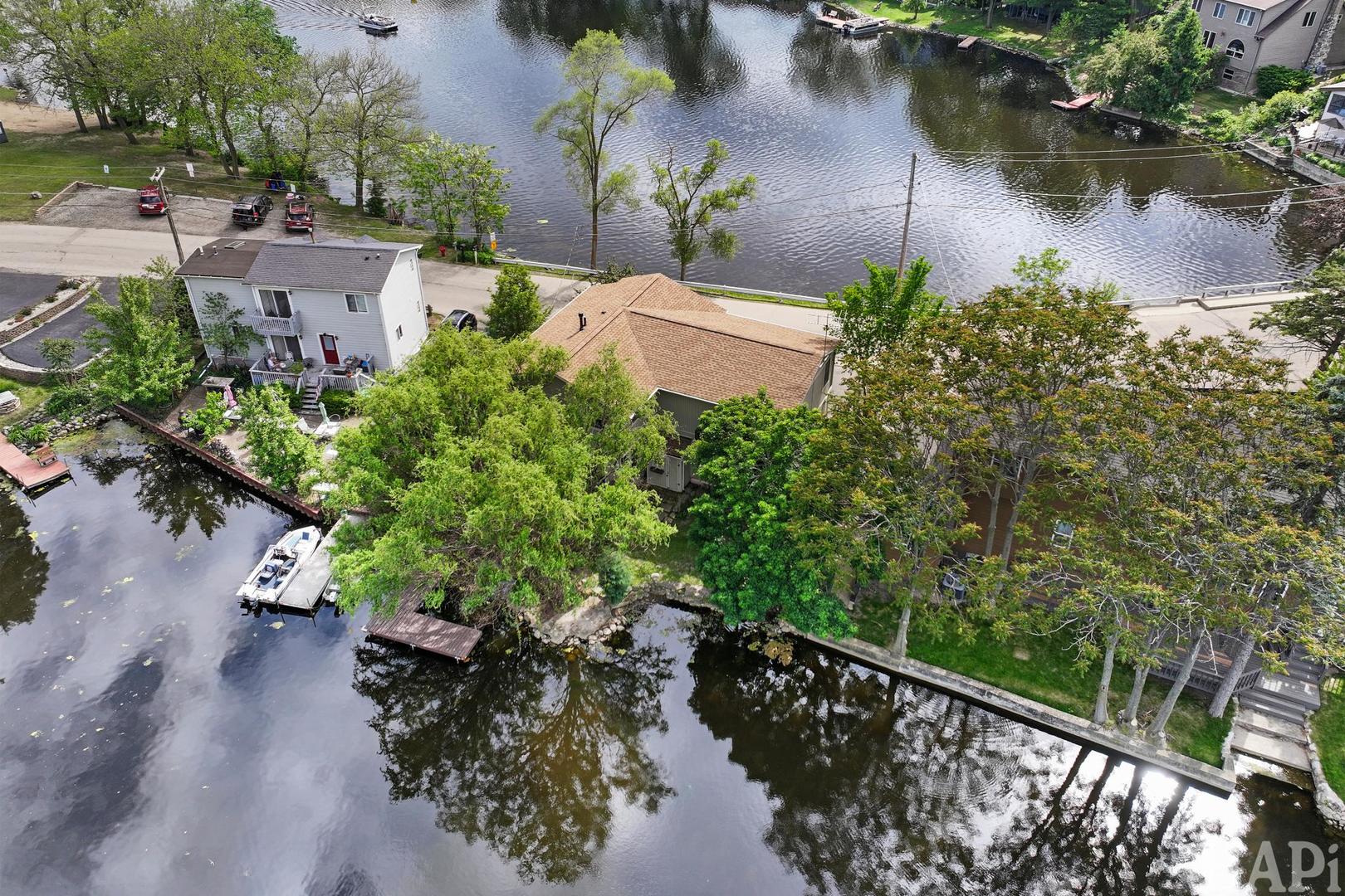 212 Island Drive, Island Lake, IL 60042