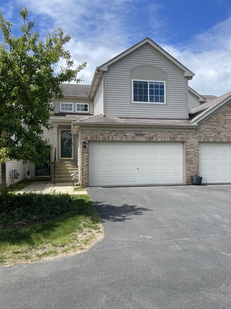 3609 Roanoke Avenue, Carpentersville, IL 60110