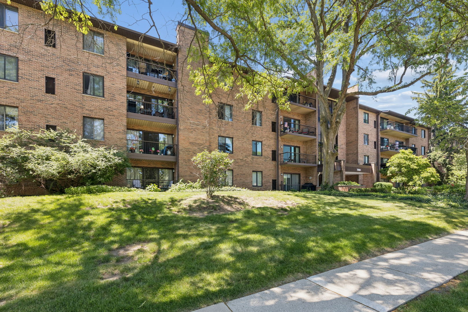7510 Farmingdale Drive #304, Darien, IL 60561