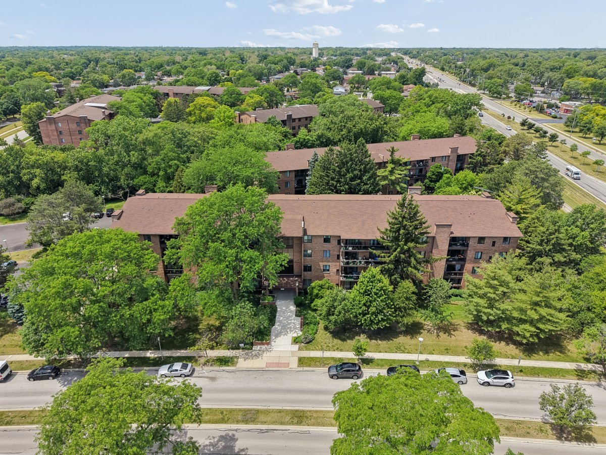 7510 Farmingdale Drive #304, Darien, IL 60561