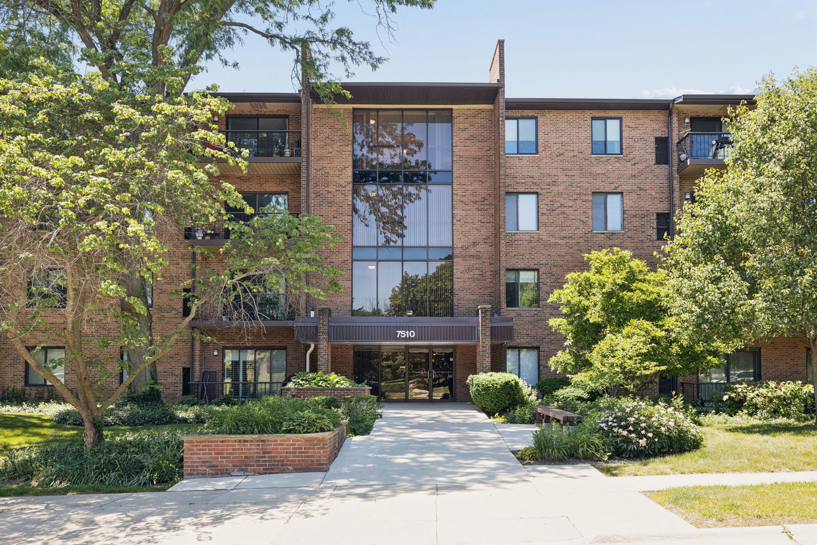 7510 Farmingdale Drive #304, Darien, IL 60561