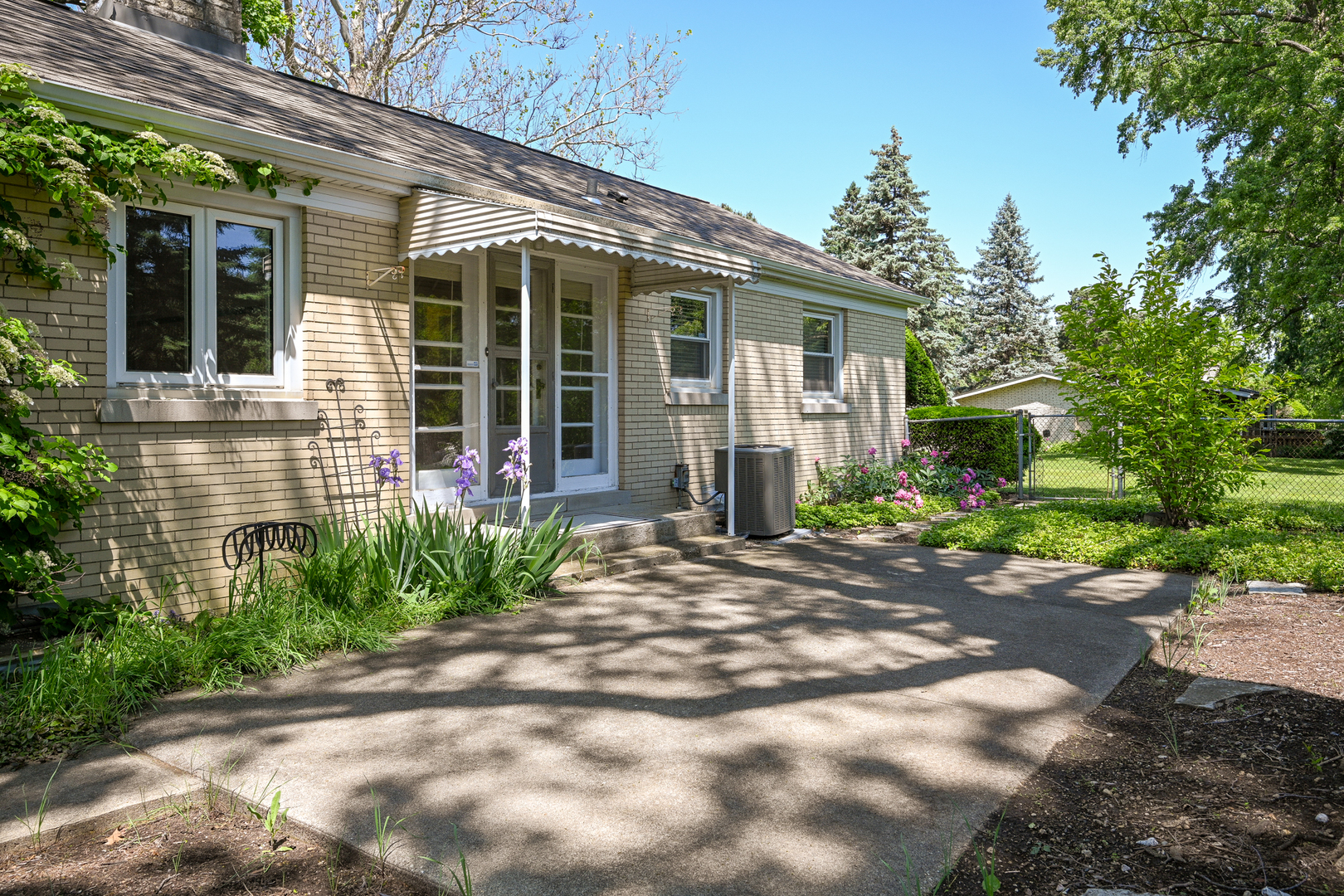 325 Lambert Road, Glen Ellyn, IL 60137
