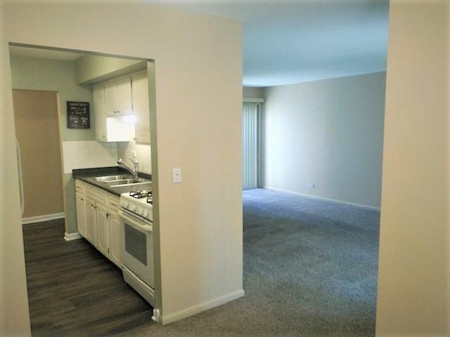 2275 Country Club Drive #11, Woodridge, IL 60517