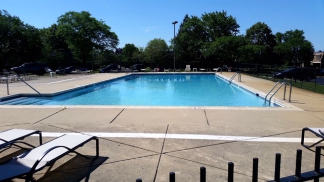 2275 Country Club Drive #11, Woodridge, IL 60517