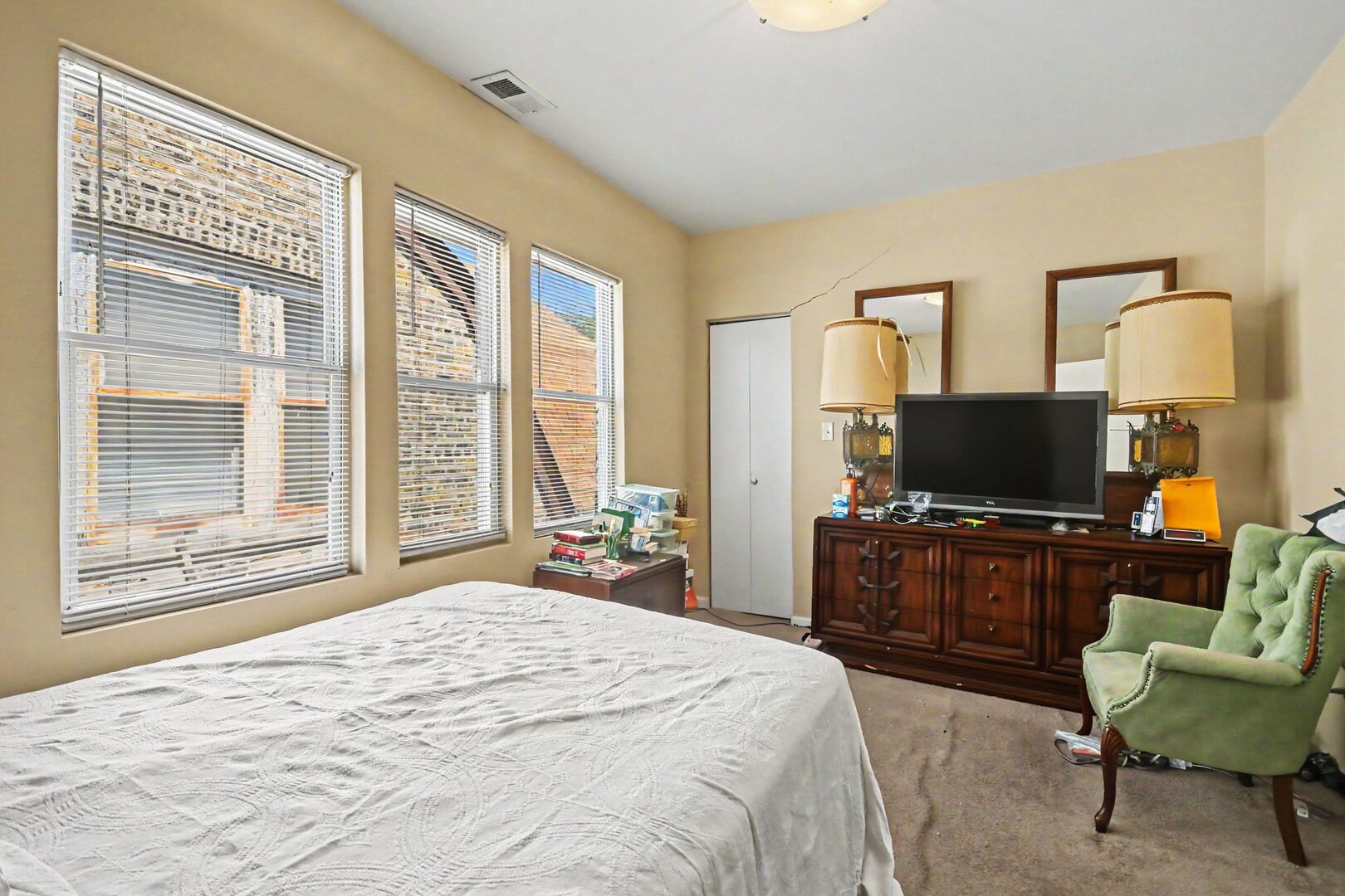 850 N Keystone Avenue, Chicago, IL 60651
