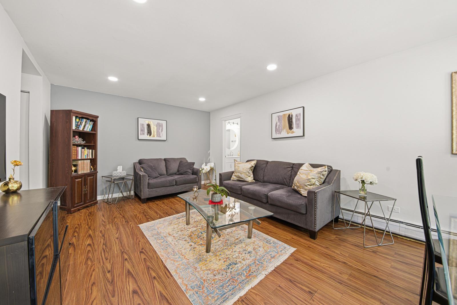 1813 Hemlock Place #110, Schaumburg, IL 60173