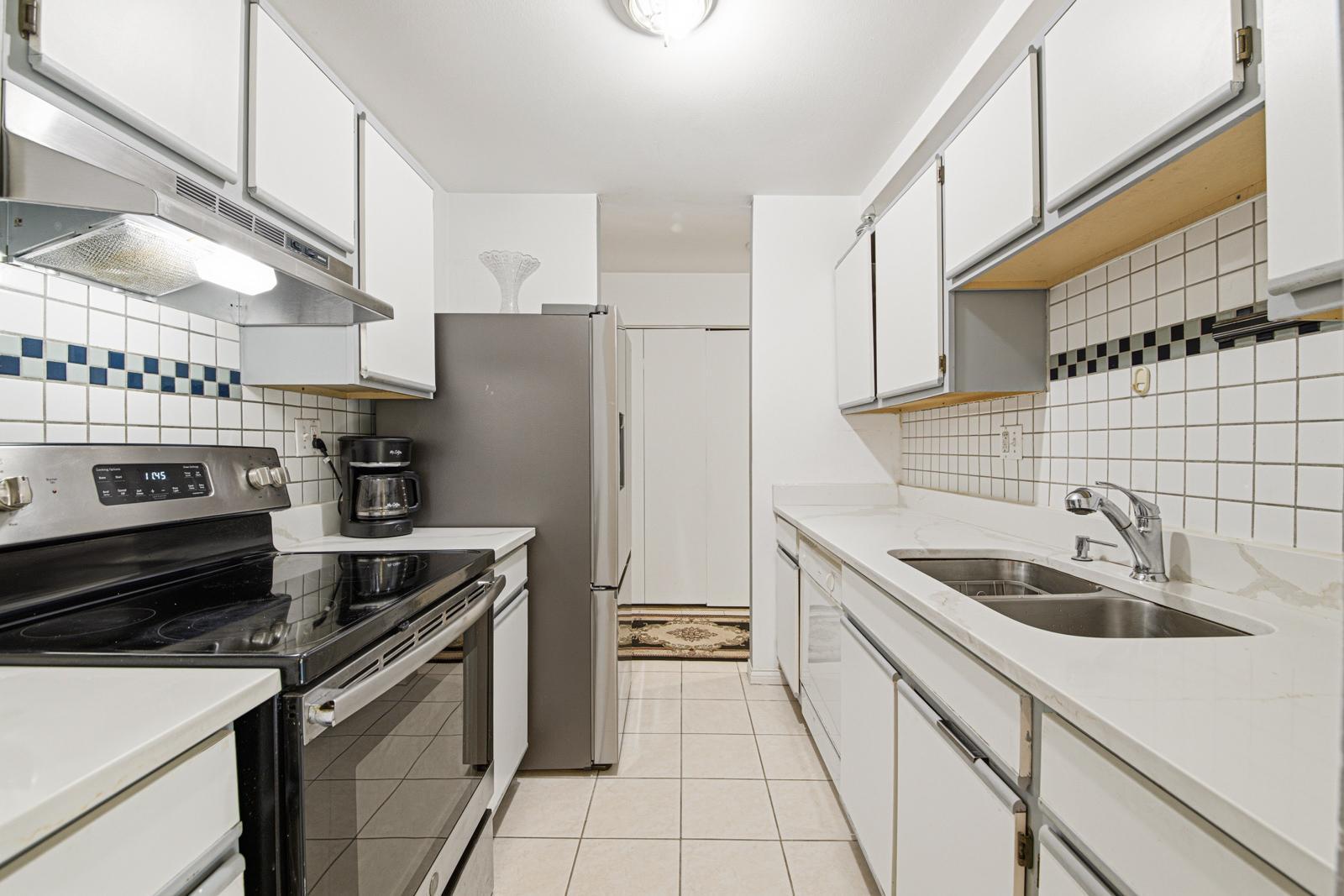 1813 Hemlock Place #110, Schaumburg, IL 60173